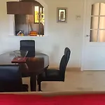Luxury Two Bedroom Apartment In Quiet Neighborhood