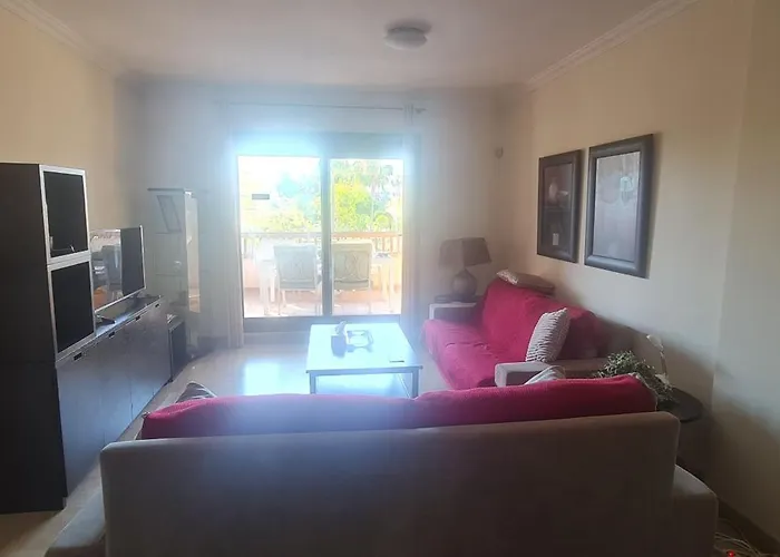 Luxury Two Bedroom Apartment In Quiet Neighborhood